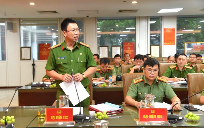 Đại tá Bùi Đức Tài, Phó Cục trưởng Cục Cảnh sát hình sự phát biểu tham luận tại buổi hội ý nghiệp vụ.