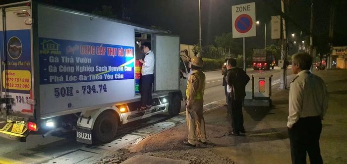Lực lượng chức năng TP Hồ Chí Minh kiểm tra, kiểm soát tình hình vận chuyển thực phẩm, thịt, trứng... tại các cửa ngõ thành phố.