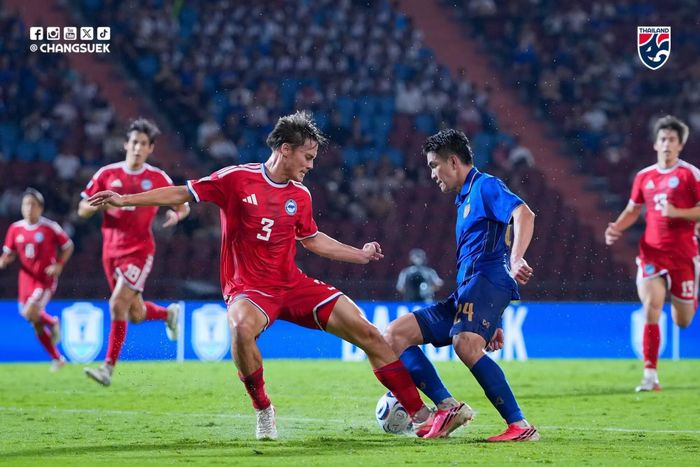 Thái Lan (áo xanh) để lộ sơ hở hàng thủ trong trận bán kết lượt về ASEAN Cup 2026. Ảnh: FAT.