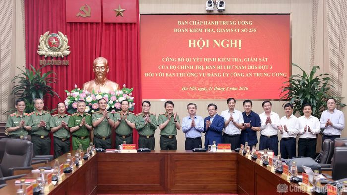 Đồng chí Nguyễn Thanh Nghị và Bộ trưởng Lương Tam Quang cùng các đại biểu.