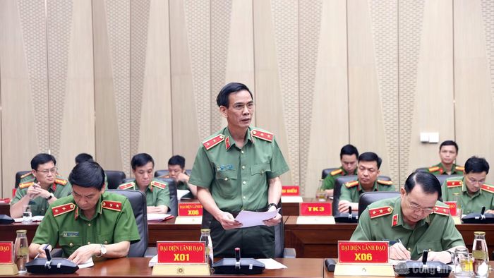 Trung tướng Hoàng Đức Lừng, Cục trưởng Cục Tổ chức cán bộ phát biểu tại hội nghị.