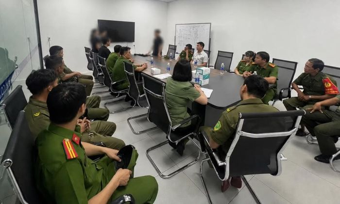 Công an xã Tam Anh tổ chức kiểm tra, test nhanh ma túy cho công nhân, người lao động tại các công ty hoạt động trên địa bàn.