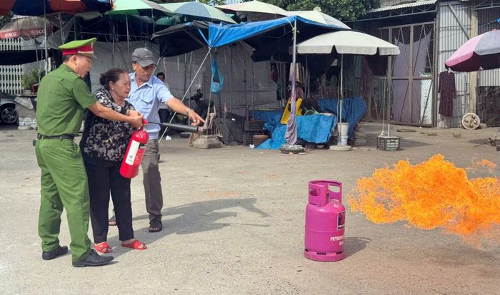 Công an xã Tam Anh tổ chức hướng dẫn kỹ năng phòng cháy, chữa cháy cho người dân.