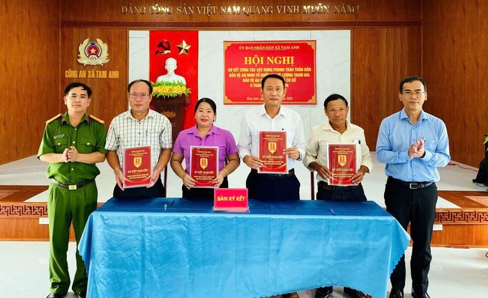 Đại diện các thôn trên địa bàn xã Tam Anh ký giao ước thi đua xây dựng thôn không ma túy.