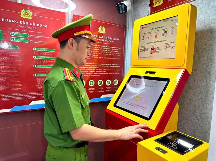 Kiosk ứng dụng AI và công nghệ giọng nói, hỗ trợ người dân trình báo, phản ánh và liên hệ khẩn cấp với lực lượng Công an cơ sở.