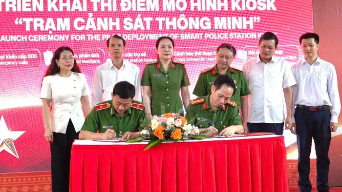 Ký kết biên bản bàn giao giữa Cục Cảnh sát QLHC về TTXH, Bộ Công an và Công an tỉnh Thanh Hóa.