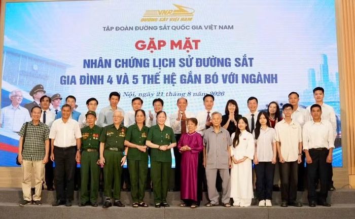 Các cựu chiến binh, nhân chứng lịch sử đường sắt, các gia đình có nhiều thế hệ làm trong ngành Đường sắt cùng tập thể lãnh đạo Tập đoàn đường sắt Quốc gia Việt Nam chụp ảnh lưu niệm tại buổi gặp mặt.