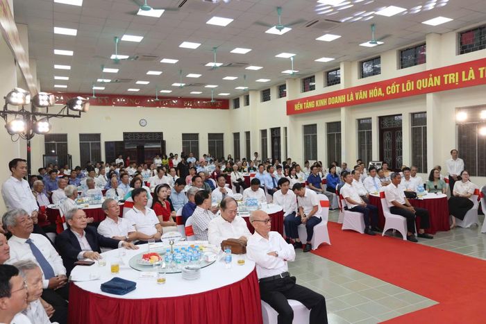 Các đồng chí lãnh đạo, đại biểu tham dự buổi lễ.