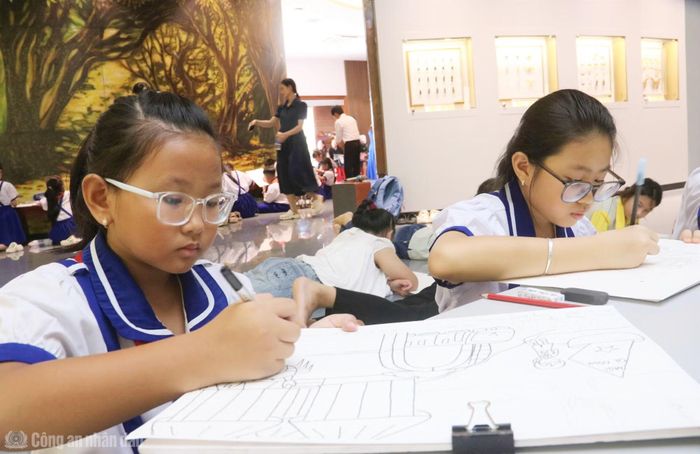Say mê bên trang giấy, các em học sinh miệt mài gửi tình yêu quê hương vào từng nét vẽ.