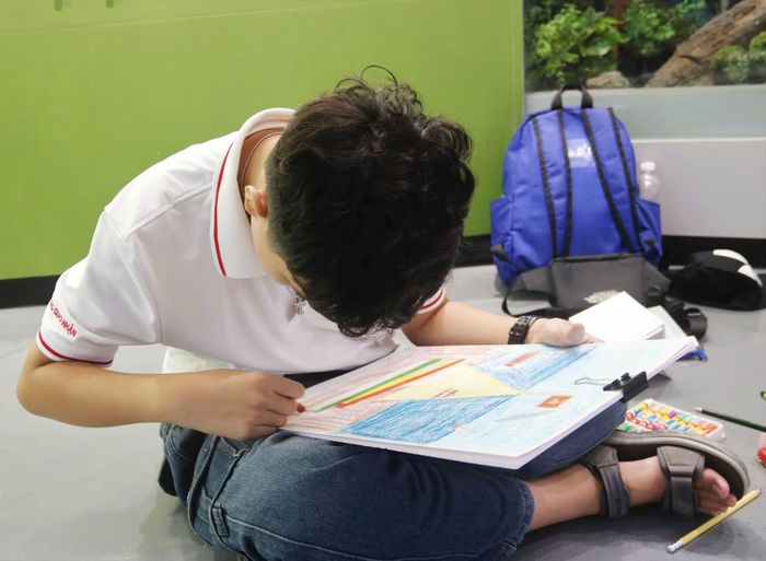 Các em học sinh chăm chú hoàn thành những bức tranh về quê hương Cà Mau.