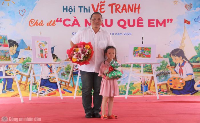 Sau 90 phút diễn ra cuộc thi, Ban tổ chức trao giải Nhất cho hai thí sinh khối Tiểu học và THCS