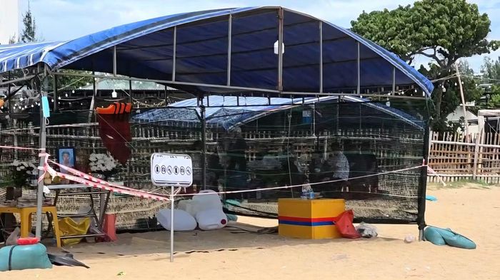 Nhà tạm lắp đặt bằng khung thép, mái bạt để thân nhân nam thanh niên người Trung Quốc chờ đợi tìm kiếm nạn nhân đã được cắm bảng báo cấm quay phim, chụp ảnh, livestream...