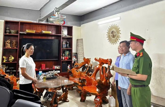 Cơ quan Cảnh sát điều tra Công an tỉnh Ninh Bình thi hành Lệnh khám xét chỗ ở, nơi làm việc đối với Trần Thị Nga (áo trắng).