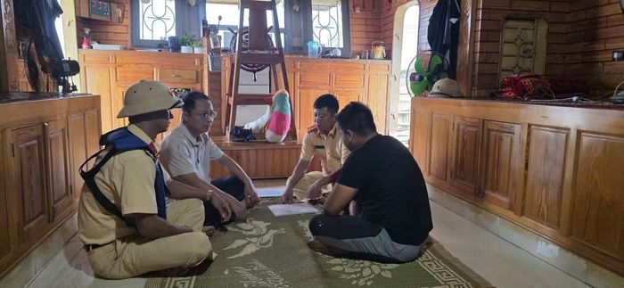 Đội Cảnh sát đường thủy số 2 Công an tỉnh Ninh Bình kiểm tra, phát hiện vụ vận chuyển hơn 700 m3 cát đen không có hóa đơn, chứng từ chứng minh nguồn gốc, xuất xứ.