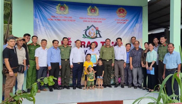 Phòng An ninh chính trị nội bộ cùng các đơn vị, lãnh đạo xã Nhị Long tổ chức trao nhà cho các hoàn cảnh khó khăn.