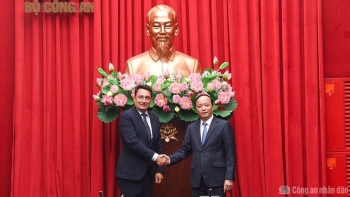 Thứ trưởng Đặng Hồng Đức và ông Alexandre Ziegler.