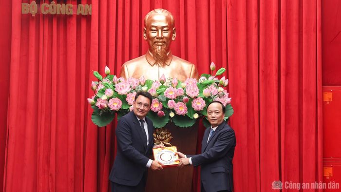 Thứ trưởng Đặng Hồng Đức tặng quà lưu niệm ông Alexandre Ziegler.