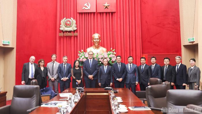 Thứ trưởng Đặng Hồng Đức và ông Alexandre Ziegler cùng các đại biểu.