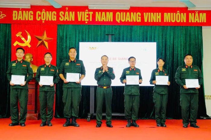 Thiếu tướng Nguyễn Thế Hùng trao Chứng nhận “Hoàn thành khóa huấn luyện” cho các học viên.
