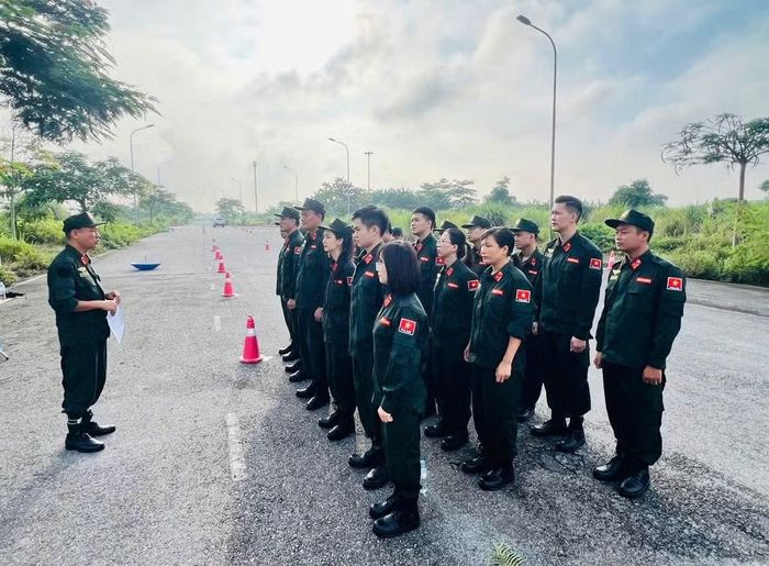 Các học viên tham gia các nội dung huấn luyện ngoài thao trường.
