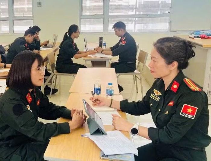 Lớp IPO5 thực hành phỏng vấn kiểm tra năng lực tiếng Anh.