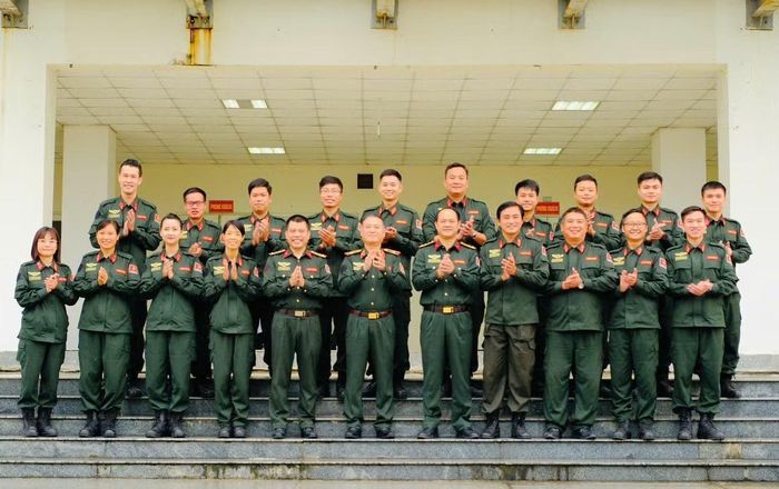 Lãnh đạo Văn phòng Thường trực Bộ Công an về GGHB LHQ chụp ảnh lưu niệm cùng các học viên.