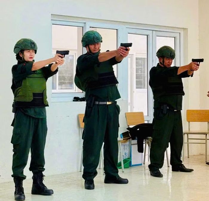 Các học viên thực hành nội dung bắn súng.