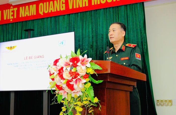 Thiếu tướng Nguyễn Thế Hùng, Phó Chánh Văn phòng Thường trực Bộ Công an về GGHB LHQ phát biểu tại lễ bế giảng khoá huấn luyện.