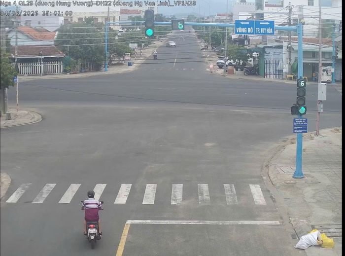 Hành vi điều khiển xe máy chạy sang làn đường dành cho các phương tiện lưu thông theo chiều ngược lại khi có nhu cầu rẽ trái tại các giao lộ, tiềm ẩn nhiều nguy cơ tai nạn giao thông.
