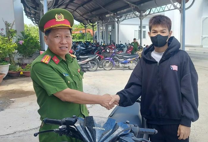 Công an phường Mỹ Trà trao trả xe mô tô cho nam sinh.