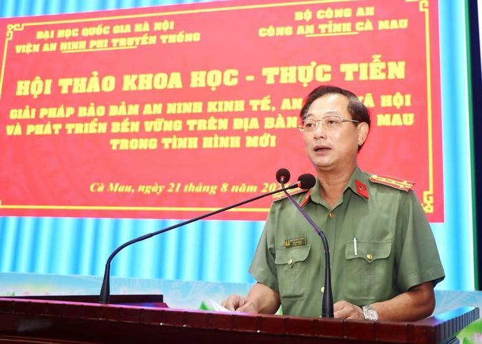 Đại tá Nguyễn Phúc Cường, Phó Giám đốc Công an tỉnh Cà Mau phát biểu tại Hội thảo.