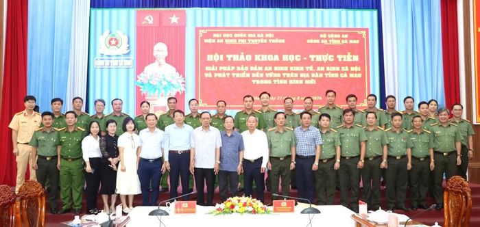 Đại biểu tham dự Hội thảo chụp ảnh lưu niệm.
