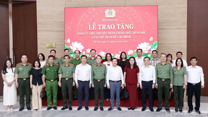Thứ trưởng Lê Quốc Hùng và các đại biểu.