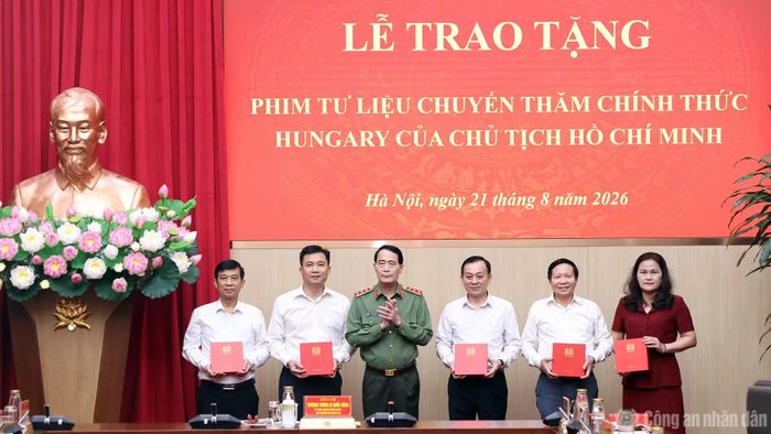 Thứ trưởng Lê Quốc Hùng trao phim tư liệu quý về Chủ tịch Hồ Chí Minh tại Hungary tặng các đơn vị.