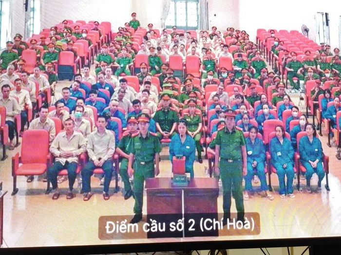Bị cáo Nguyễn Đỗ Trúc Phương trả lời đại diện VKS.