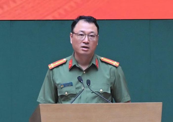 Thượng tá Triệu Mạnh Tùng, Phó Cục trưởng Cục An ninh mạng và phòng chống tội phạm sử dụng công nghệ cao tham luận tại hội thảo.