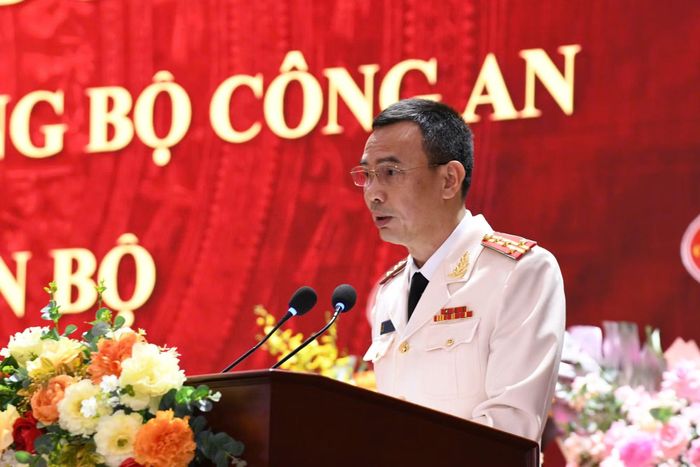 Đại tá Trương Văn Hồng phát biểu nhận nhiệm vụ.