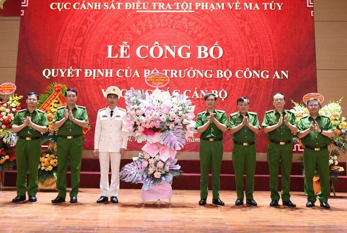 Đảng ủy, lãnh đạo Cục Cảnh sát điều tra tội phạm về ma túy tặng hoa chúc mừng Đại tá Trương Văn Hồng.