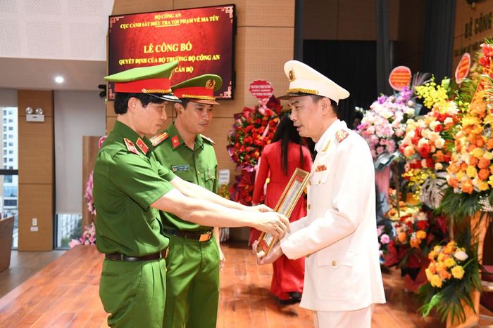 Thiếu tướng Ngô Thanh Bình, Cục trưởng Cục Cảnh sát điều tra tội phạm về ma túy trao quyết định cho Đại tá Trương Văn Hồng.