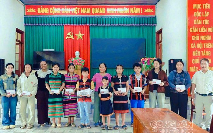 Hội Khuyến học xã Nam Phước, Đà Nẵng và nhà tài trợ trao học bổng cho học sinh khó khăn tại xã Bến Giằng.