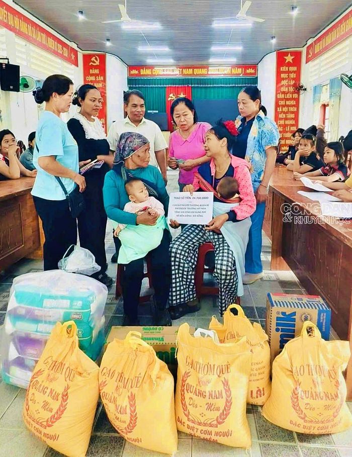 Cán bộ khuyến học và nhà tài trợ trao quà cho Bling Nhi bệnh nhân bị suy thận, có hoàn cảnh gia đình rất khó khăn.