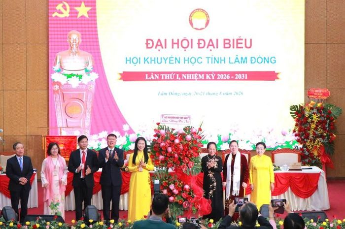 Trung ương Hội Khuyến học Việt Nam tặng hoa chúc mừng đại hội.