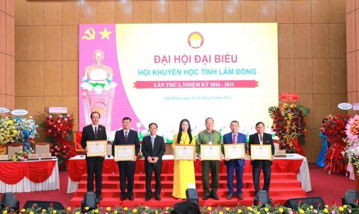 Các cá nhân tiêu biểu nhận bằng khen của Ủy ban nhân dân tỉnh Lâm Đồng.