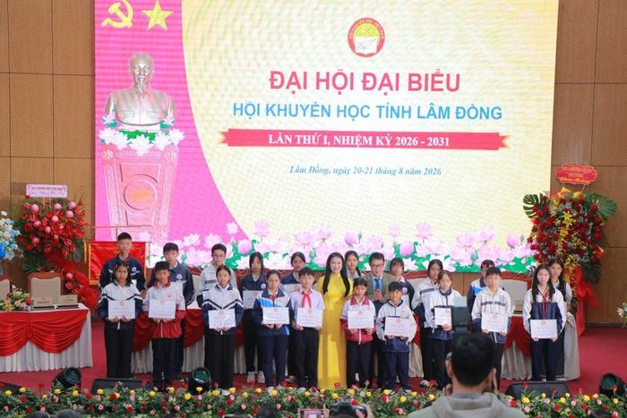 Trao học bổng cho học sinh tiêu biểu vượt khó học giỏi.