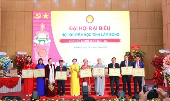 Lãnh đạo Hội Khuyến học Việt Nam trao giấy chứng nhận tri ân các cá nhân, tập thể đã luôn đồng hành cùng phong trào khuyến học, khuyến tài tỉnh Lâm Đồng.