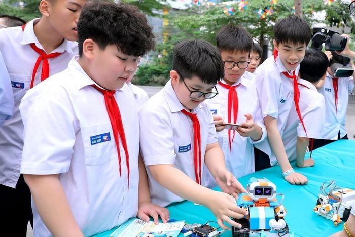 Sự thành công của khung giáo dục AI cho học sinh phụ thuộc hoàn toàn vào mức độ sẵn sàng và năng lực chuyển hóa của đội ngũ giáo viên. Ảnh minh họa