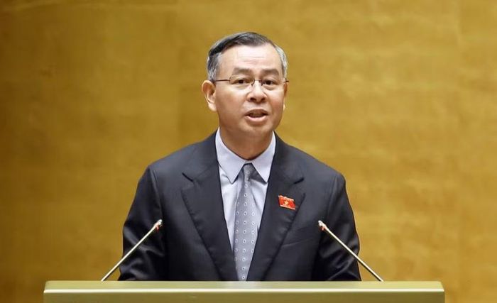 Bộ trưởng Bộ Tài chính Ngô Văn Tuấn, thừa ủy quyền của Thủ tướng Chính phủ trình bày Tờ trình về dự án Nghị quyết của Quốc hội về giảm thuế thu nhập cá nhân, thuế thu nhập doanh nghiệp đối với cá nhân và doanh nghiệp. Ảnh: TTXVN