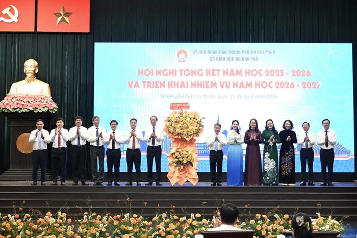 Bộ GD-ĐT tặng hoa chúc mừng Sở GD-ĐT TP. HCM hoàn thành nhiệm vụ trong năm học 2025-2026.