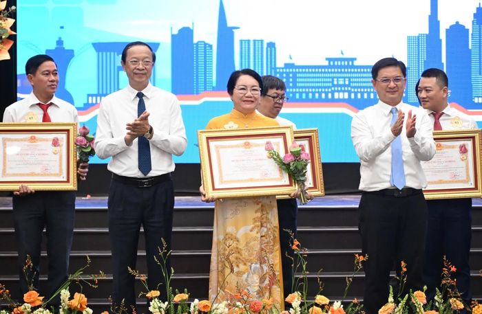 Cá nhân được khen thưởng.