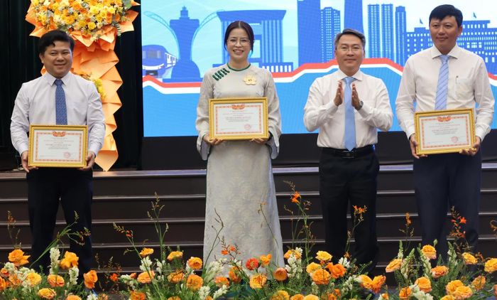 Cá nhận công tác tại Sở GD-ĐT được khen thưởng.